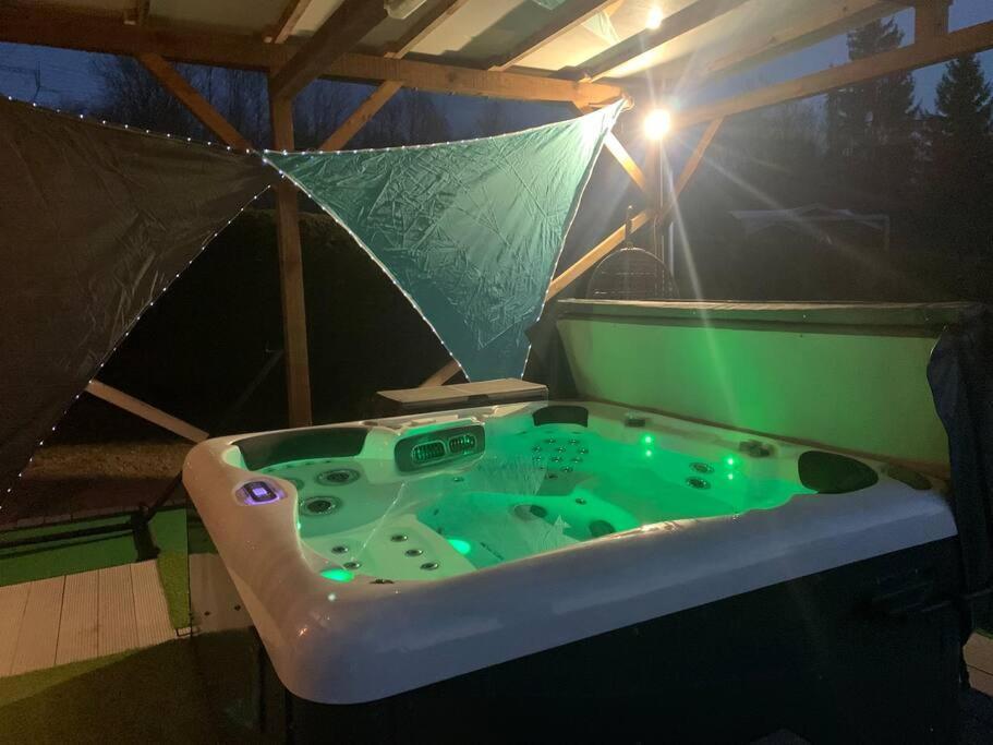 Chalet 2 Personnes Avec Jacuzzi Et Piscine Saisonniere Partagee Corcieux المظهر الخارجي الصورة
