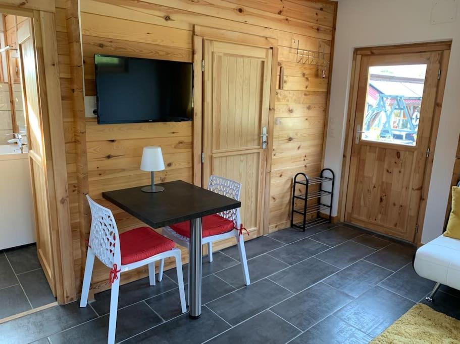 Chalet 2 Personnes Avec Jacuzzi Et Piscine Saisonniere Partagee Corcieux المظهر الخارجي الصورة