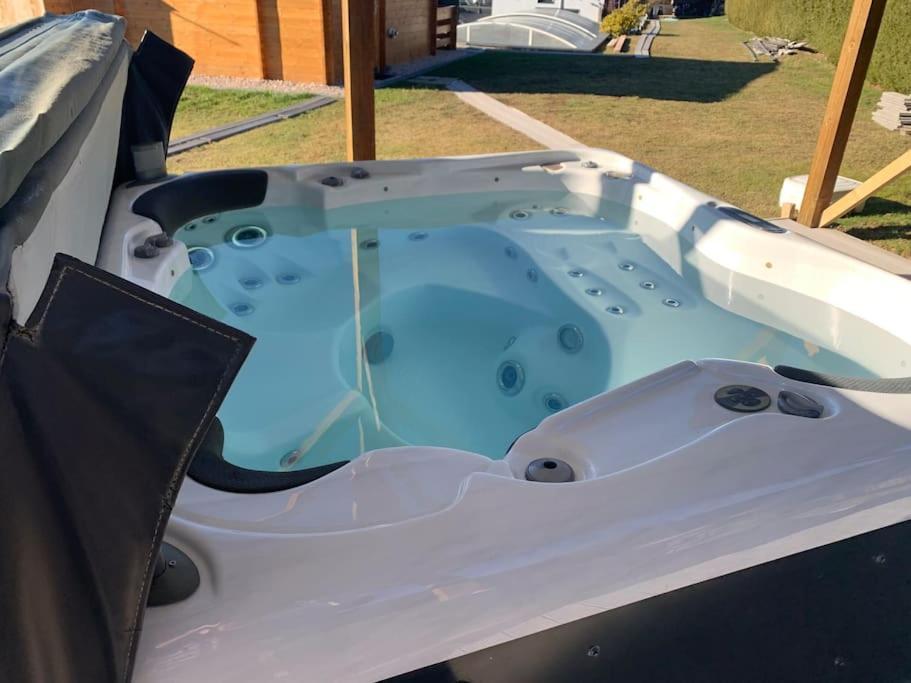 Chalet 2 Personnes Avec Jacuzzi Et Piscine Saisonniere Partagee Corcieux المظهر الخارجي الصورة