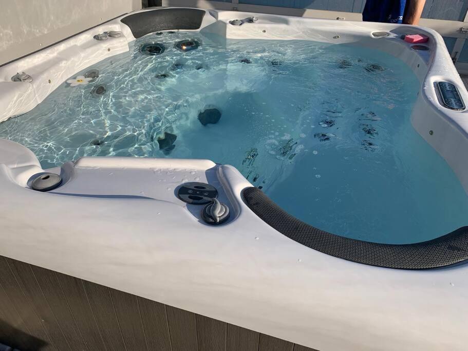 Chalet 2 Personnes Avec Jacuzzi Et Piscine Saisonniere Partagee Corcieux المظهر الخارجي الصورة