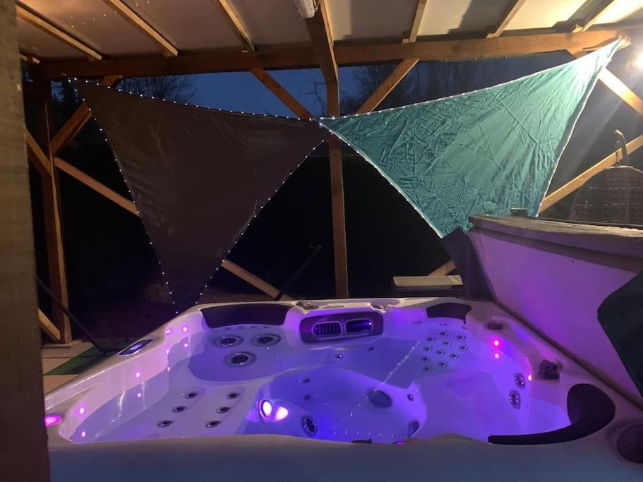 Chalet 2 Personnes Avec Jacuzzi Et Piscine Saisonniere Partagee Corcieux المظهر الخارجي الصورة