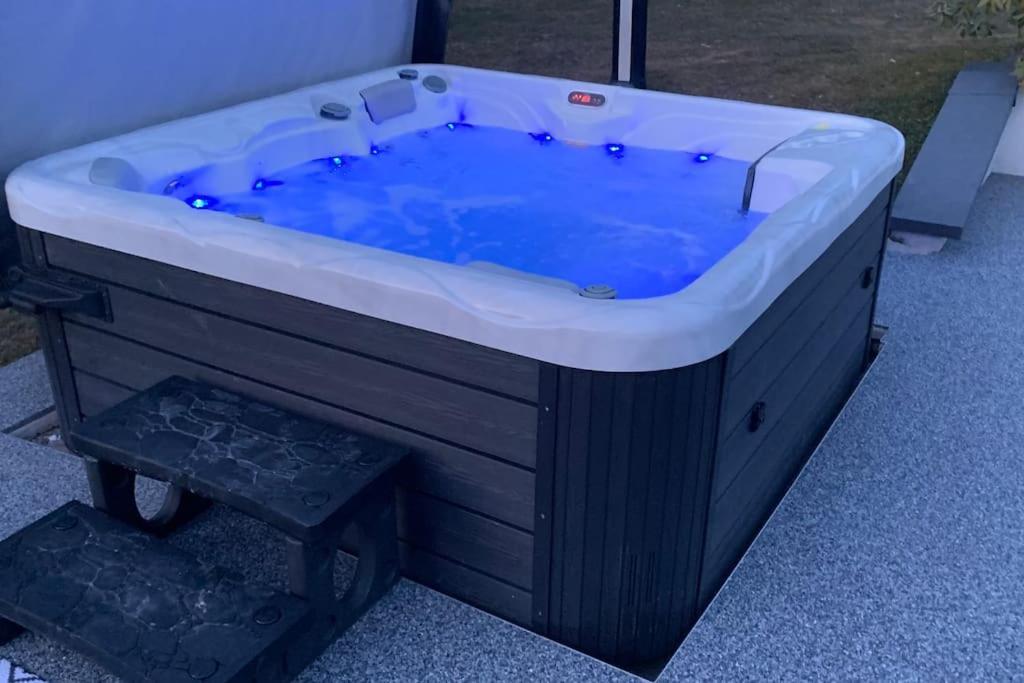 Chalet 2 Personnes Avec Jacuzzi Et Piscine Saisonniere Partagee Corcieux المظهر الخارجي الصورة
