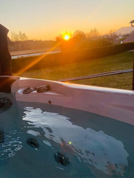 Chalet 2 Personnes Avec Jacuzzi Et Piscine Saisonniere Partagee Corcieux المظهر الخارجي الصورة